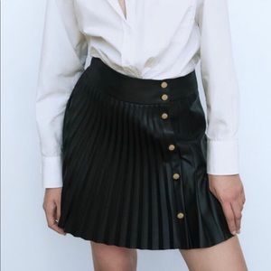 NWT Zara Black Faux Leather Pleated Skirt with Buttons Size XS